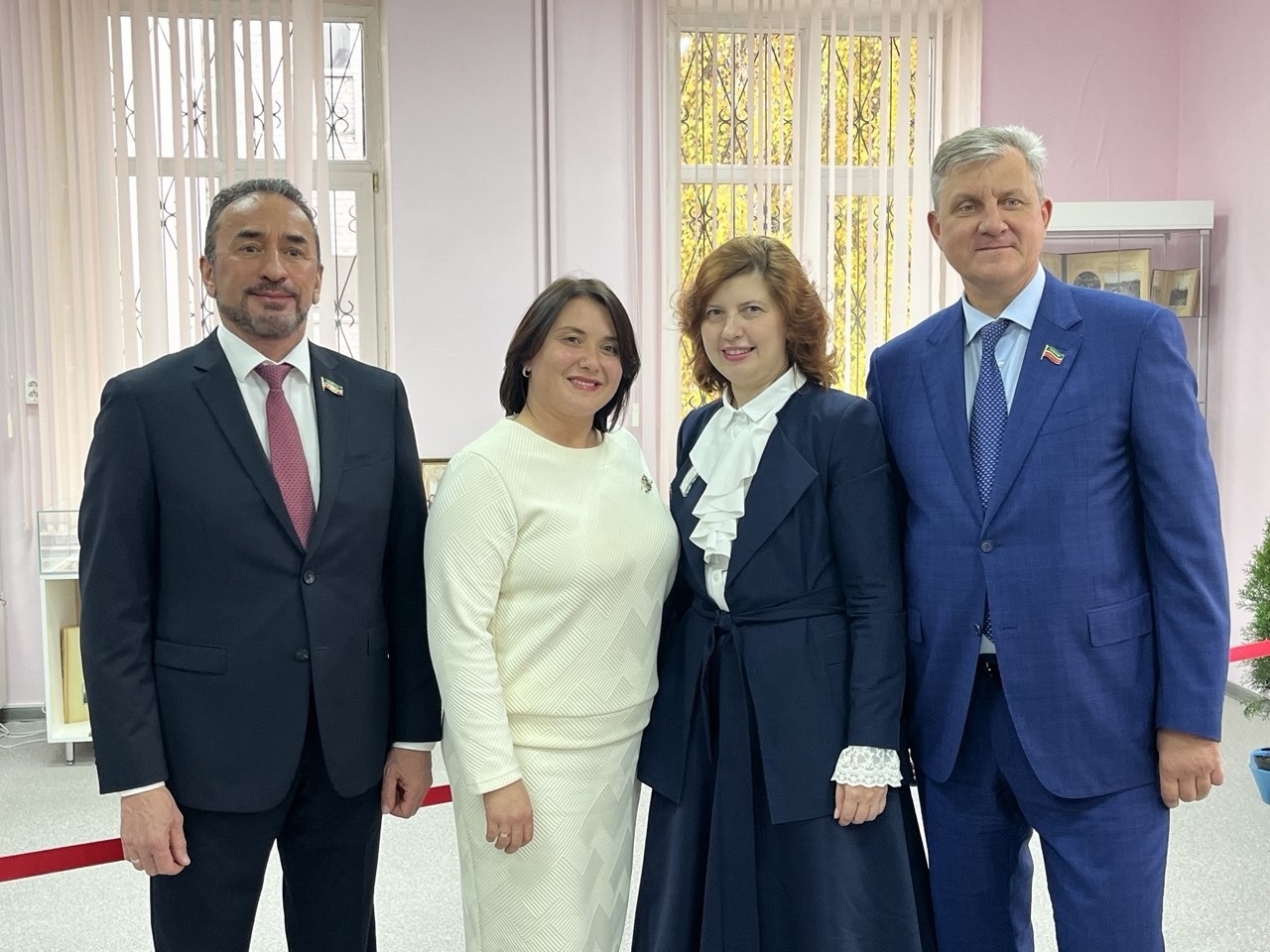 Председатель ТРО «Деловой России» Артур Абдульзянов передал школе №81 сертификат на покупку учебного оборудования